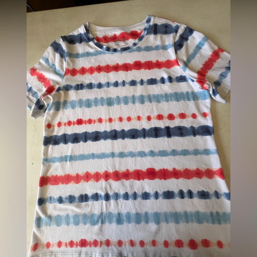 DENIM & COMPANY WOMEN’S TIE-DYED EFFECT “blurred stripe” SHIRT IN RED/WHITE/BLUE